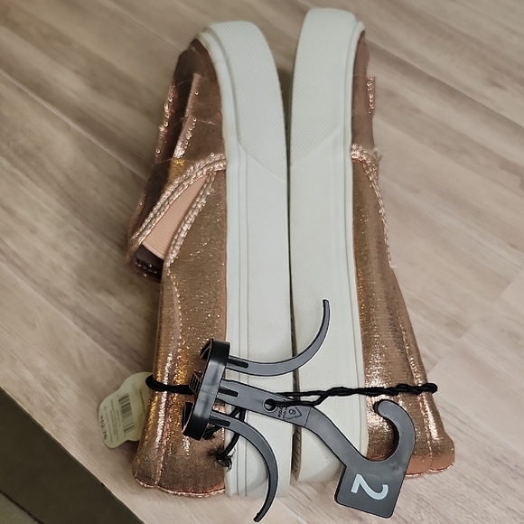 Wonder Nation Gold and White Sneakers with Ruffled Design‎ - Picture 3 of 4